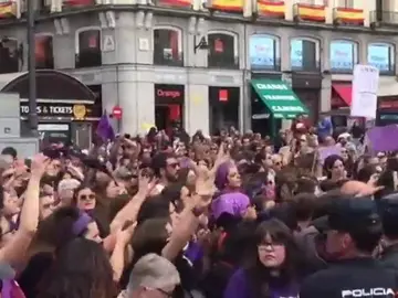 Una manifestación en apoyo a la víctima de 'La Manada' irrumpe en la tradicional parada militar que se celebra en Madrid Una manifestación en apoyo a la víctima de 'La Manada' irrumpe en la tradicional parada militar que se celebra en Madrid