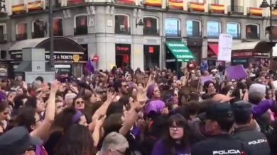 Una manifestación en apoyo a la víctima de 'La Manada' irrumpe en la tradicional parada militar que se celebra en Madrid