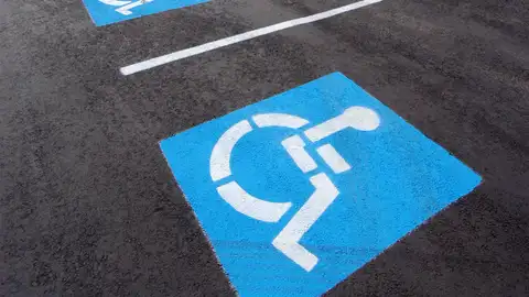 Aparcar en plazas de minusválidos sin serlo podría acarrear pérdida de puntos Aparcar en plazas de minusválidos sin serlo podría acarrear pérdida de puntos