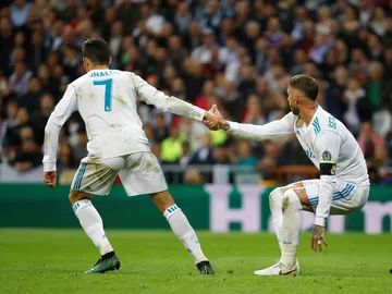 Cristiano Ronaldo ayuda a Sergio Ramos a levantarse Cristiano Ronaldo ayuda a Sergio Ramos a levantarse