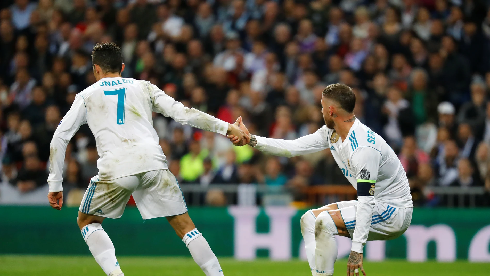 Cristiano Ronaldo ayuda a Sergio Ramos a levantarse