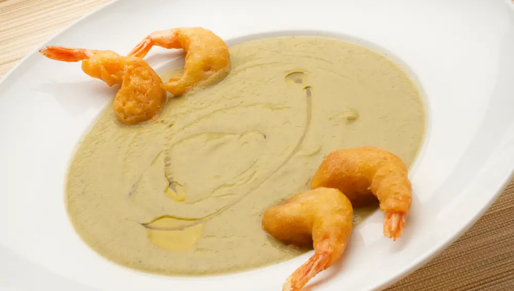 Crema de brócoli con gambas a la gabardina