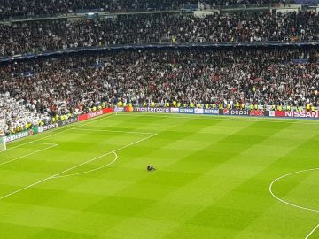 Ulreich, hundido sobre el césped del Bernabéu