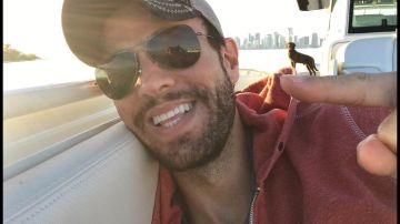 Enrique Iglesias en su barco