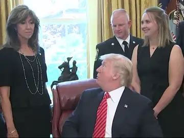 Donald Trump recibe a la piloto que realizó un aterrizó de emergencia el avión de Southwest Donald Trump recibe a la piloto que realizó un aterrizó de emergencia el avión de Southwest