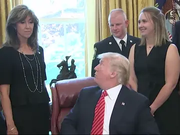 Donald Trump recibe a la piloto que realizó un aterrizó de emergencia el avión de Southwest Donald Trump recibe a la piloto que realizó un aterrizó de emergencia el avión de Southwest