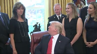 Donald Trump recibe a la piloto que realizó un aterrizaje de emergencia con el avión de Southwest