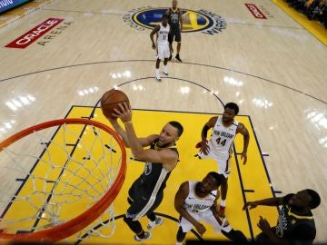 Stephen Curry, en acción ante los Pelicans