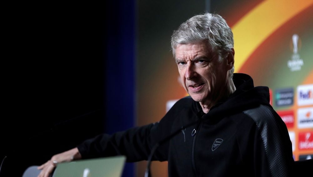 Wenger, hablando con los medios