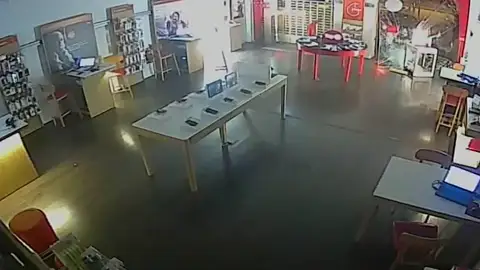 Desarticulan un grupo itinerante de 'aluniceros' responsable de multitud de robos en establecimientos de Badajoz, Cádiz y Sevilla Desarticulan un grupo itinerante de 'aluniceros' responsable de multitud de robos en establecimientos de Badajoz, Cádiz y Sevilla