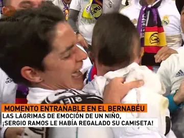 Un niño rompe a llorar después de que Ramos le regale su camiseta Un niño rompe a llorar después de que Ramos le regale su camiseta