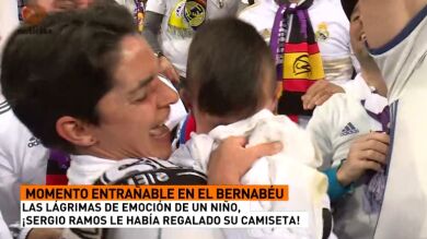 Un niño rompió a llorar de la emoción después de que Ramos le regalara su camiseta