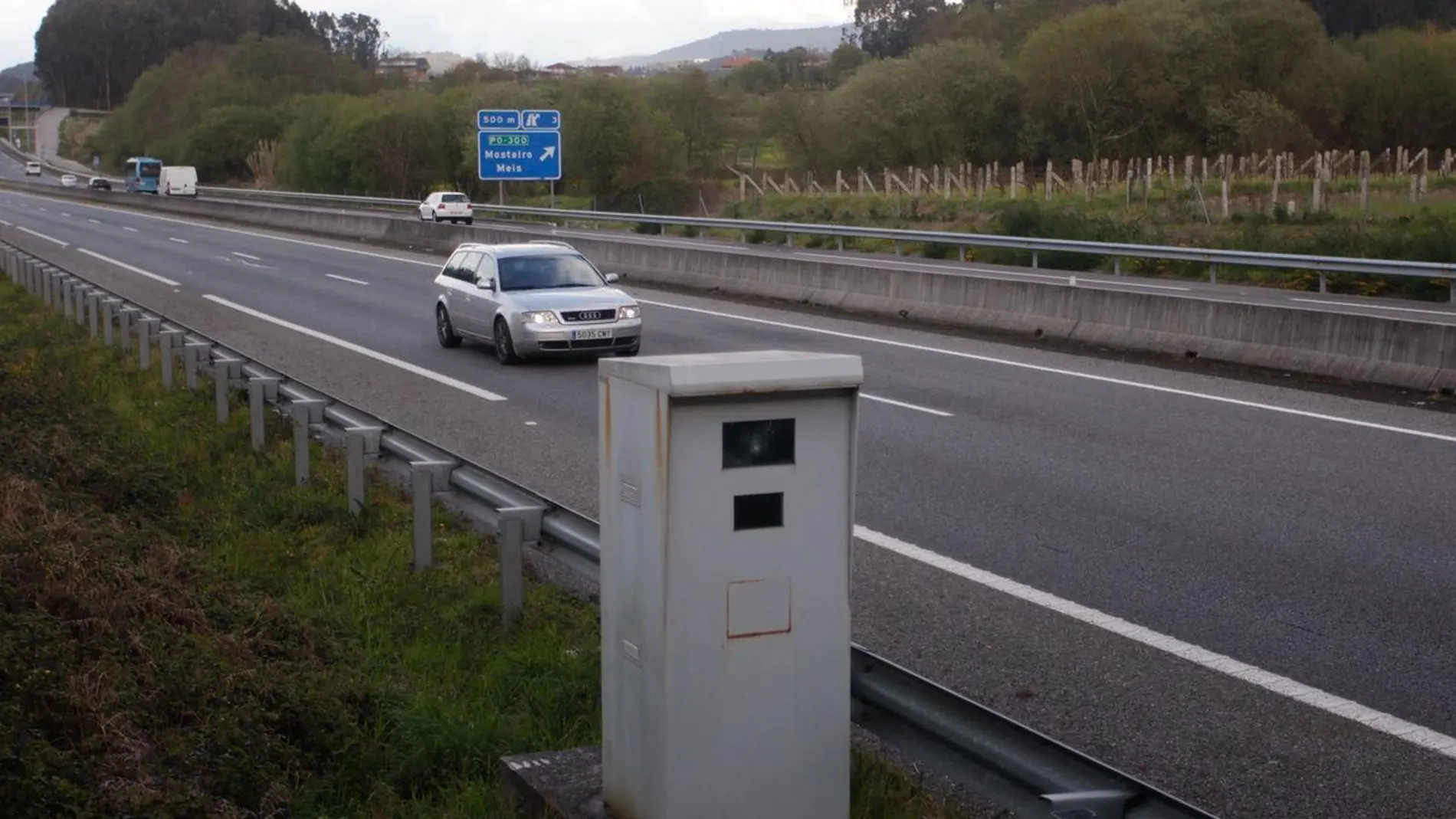 Imagen de una carretera con radar Imagen de una carretera con radar