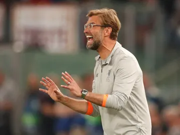 Klopp da indicaciones en el partido contra la Roma Klopp da indicaciones en el partido contra la Roma