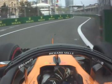 Fernando Alonso, entrando en el pit lane