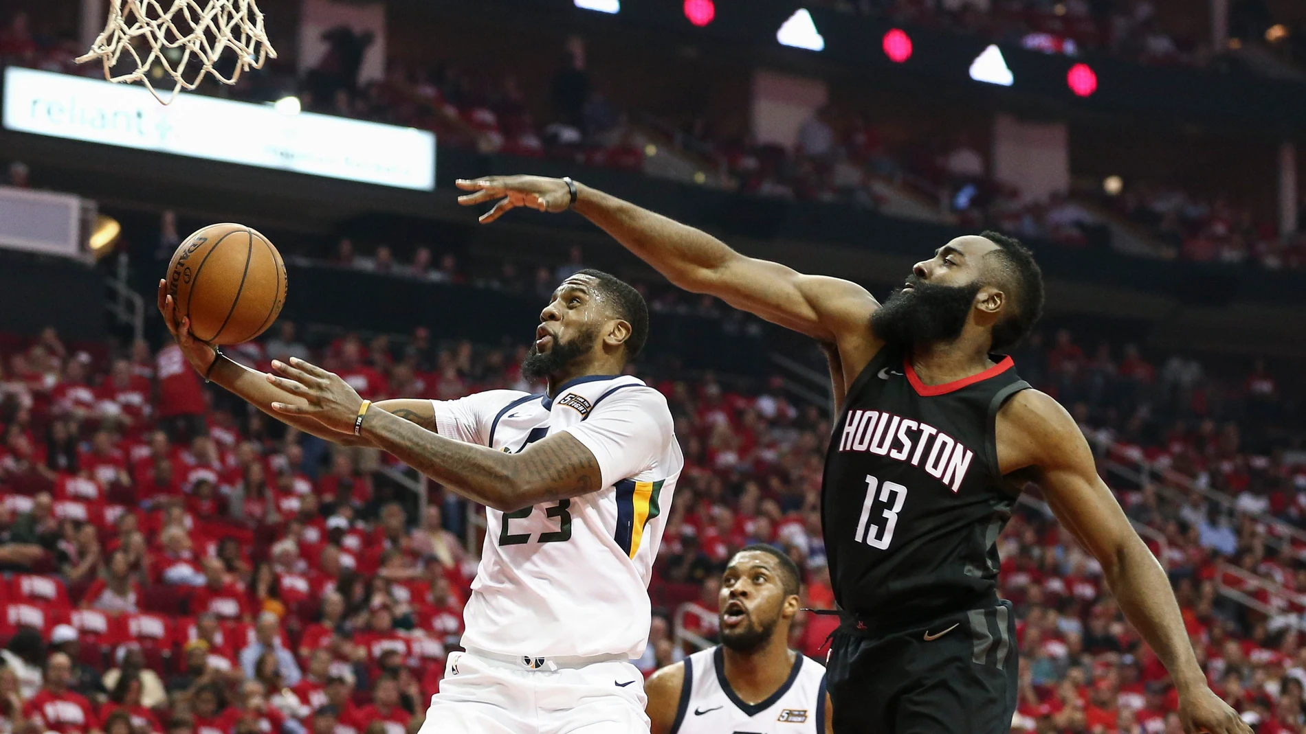 Royce O'Neale trata de encestar ante James Harden Royce O'Neale trata de encestar ante James Harden