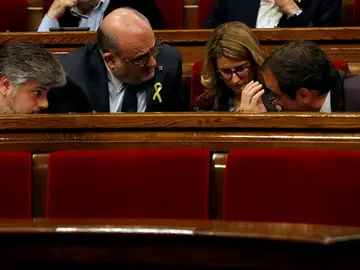 Los diputados de JxCat, Albert Batet (i), Eduard Pujol (2i), Elsa Artadi (2d) y Josep Rull (d) Los diputados de JxCat, Albert Batet (i), Eduard Pujol (2i), Elsa Artadi (2d) y Josep Rull (d)