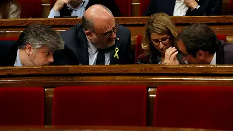 Los diputados de JxCat, Albert Batet (i), Eduard Pujol (2i), Elsa Artadi (2d) y Josep Rull (d) Los diputados de JxCat, Albert Batet (i), Eduard Pujol (2i), Elsa Artadi (2d) y Josep Rull
