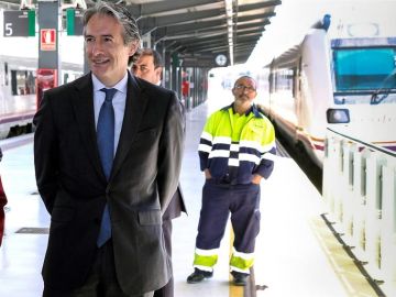 El ministro de Fomento durante la inauguración de la nueva estación de trenes de Huelva