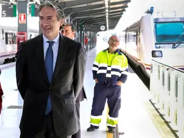 El ministro de Fomento durante la inauguración de la nueva estación de trenes de Huelva El ministro de Fomento durante la inauguración de la nueva estación de trenes de Huelva
