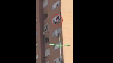 Arriesgada actuación de la Policía Nacional para salvar a una mujer a punto de caer de un sexto piso en Fuenlabrada