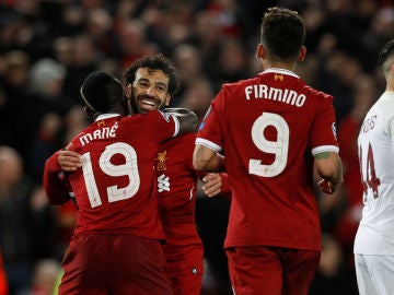 Mané, Salah y Firmino celebran un gol ante la Roma