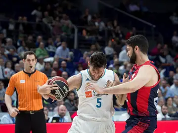 Rudy Fernández intenta entrar a canasta ante la defensa de Patricio Garino Rudy Fernández intenta entrar a canasta ante la defensa de Patricio Garino
