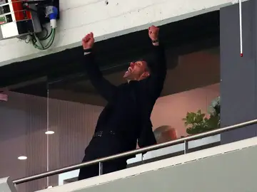 Simeone, desatado en el palco Simeone, desatado en el palco