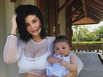 Kylie Jenner con su hija Stormi Kylie Jenner con su hija Stormi