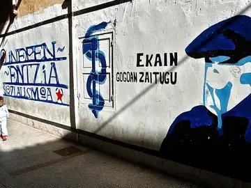 Mural que representa a un encapuchado junto al anagrama de ETA. Mural que representa a un encapuchado junto al anagrama de ETA.