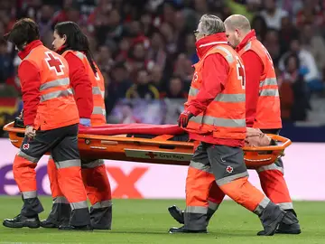Koscielny se retira en camilla del Metropolitano Koscielny se retira en camilla del Metropolitano