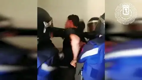 Detienen a un hombre con orden de alejamiento que retenía a su ex pareja Detienen a un hombre con orden de alejamiento que retenía a su ex pareja