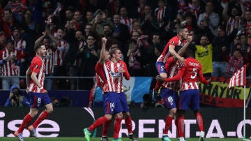 Los jugadores del Atlético de Madrid celebran el gol de Costa contra el Arsenal