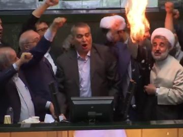 Diputados iraníes queman la bandera de EEUU en el Parlamento al grito de "muerte a EEUU"