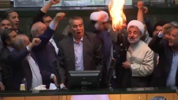 Diputados iraníes queman la bandera de EEUU en el Parlamento al grito de "muerte a EEUU"