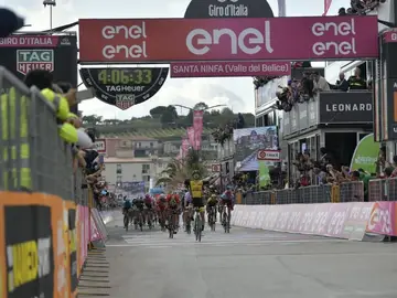 Enrico Battaglin gana al sprint la 5ª etapa del Giro Enrico Battaglin gana al sprint la 5ª etapa del Giro