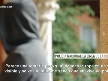 Un policía nacional en La Línea Un policía nacional en La Línea