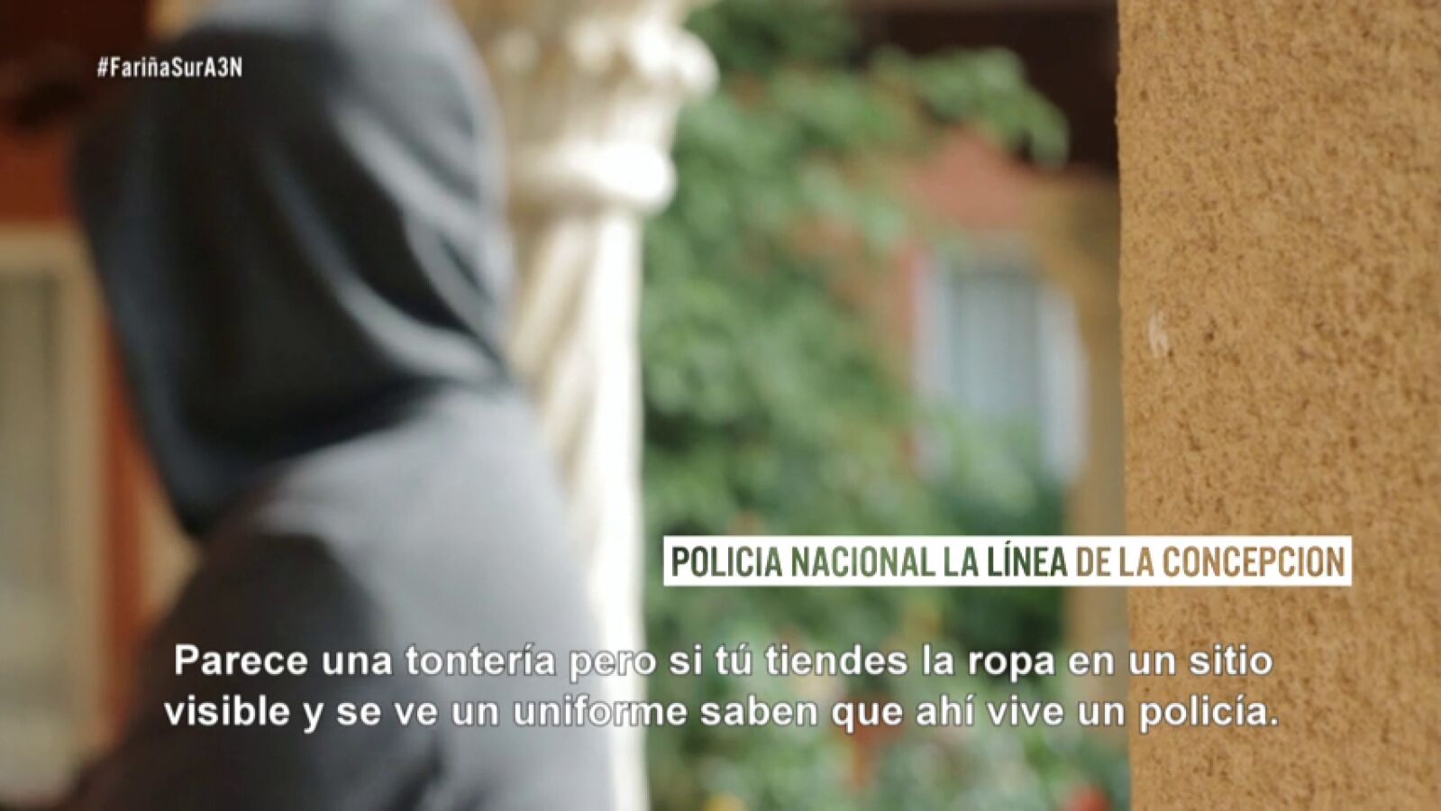 Un policía nacional, en La Línea: 