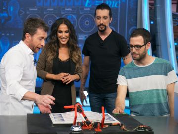 El robot pasapáginas de 'El Hormiguero 3.0'