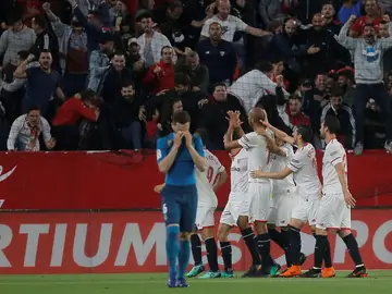 Nacho se lamenta tras un gol del Sevilla Nacho se lamenta tras un gol del Sevilla