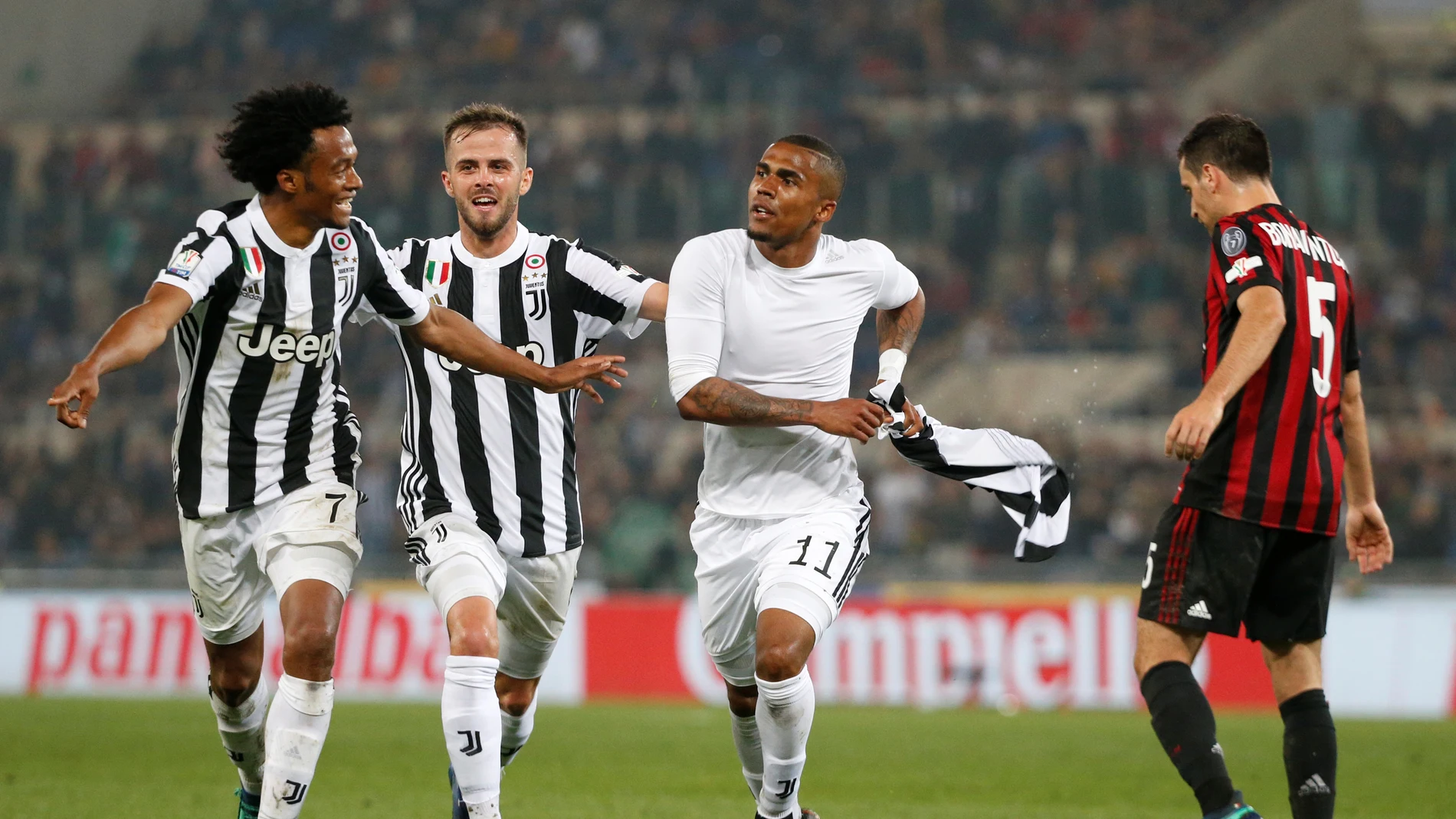 Douglas Costa celebra su gol ante el Milan en la final de la Copa de Italia Douglas Costa celebra su gol ante el Milan en la final de la Copa de Italia