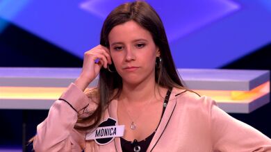 Mónica, del equipo de los 'Mukis', se prueba el pinganillo de Juanra Bonet: 