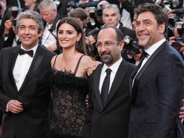 Ricardo Darín, Penélope Cruz, Asghar Farhadi y Javier Bardem en Cannes