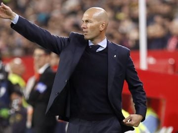 Zidane, en la banda del Sánchez Pizjuán
