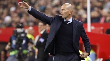Zidane, en la banda del Sánchez Pizjuán