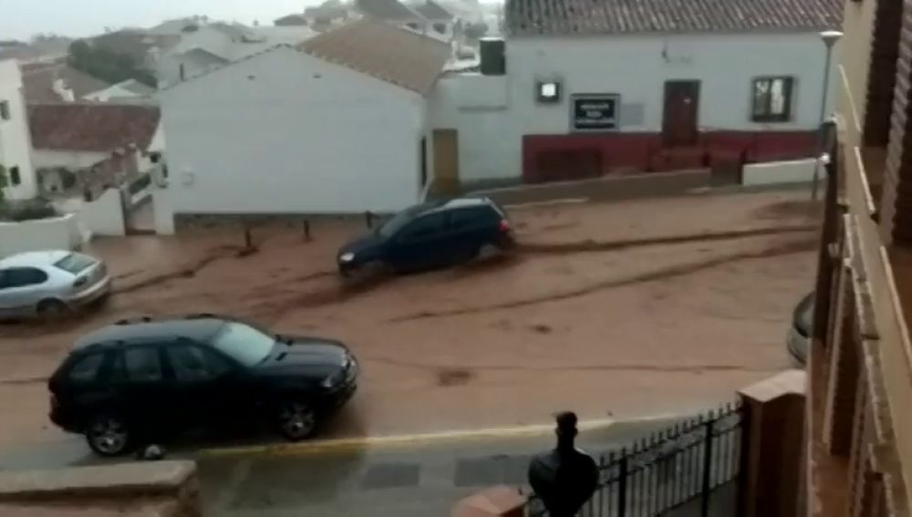 Las fuertes lluvias provocan el derrumbe del puente de Villanueva de la Concepción (Málaga) y el corte de la carretera A-7075