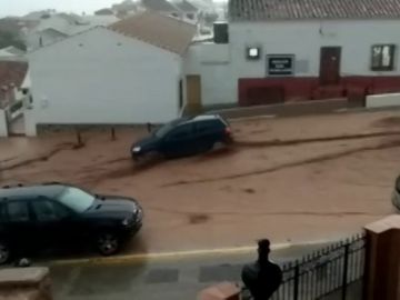 Las fuertes lluvias provocan el derrumbe del puente de Villanueva de la Concepción (Málaga) y el corte de la carretera A-7075