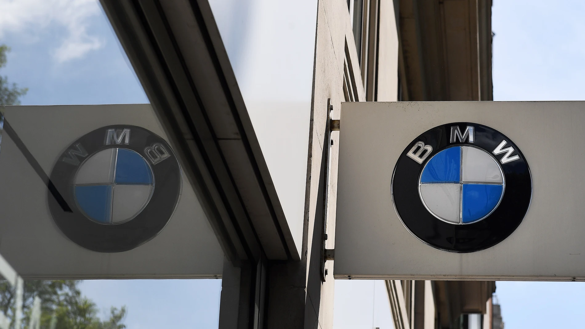 Vista de un logotipo del fabricante alemán de automóviles BMW Vista de un logotipo del fabricante alemán de automóviles BMW