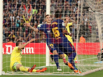 Paulinho y Digne celebran un gol ante el Villarreal