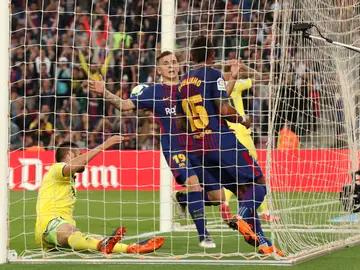 Paulinho y Digne celebran un gol ante el Villarreal Paulinho y Digne celebran un gol ante el Villarreal